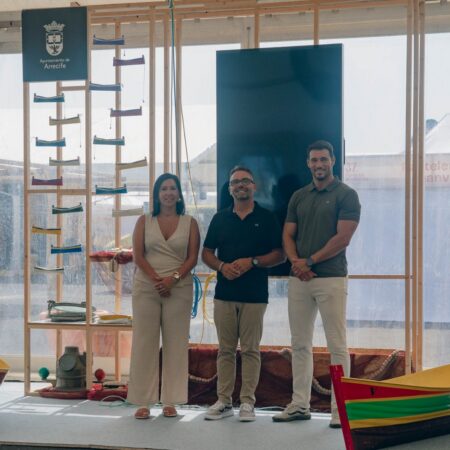 Abigail González, concejal de Cultura, visitando el montaje de los 17 jolateros en Mancha Blanca.