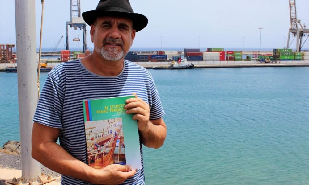 El maestro Agustín Jordán Romero impartiendo el taller de carpintería de ribera en Lanzarote.