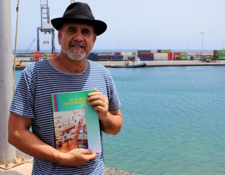 El maestro Agustín Jordán Romero impartiendo el taller de carpintería de ribera en Lanzarote.