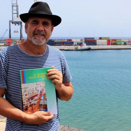 El maestro Agustín Jordán Romero impartiendo el taller de carpintería de ribera en Lanzarote.