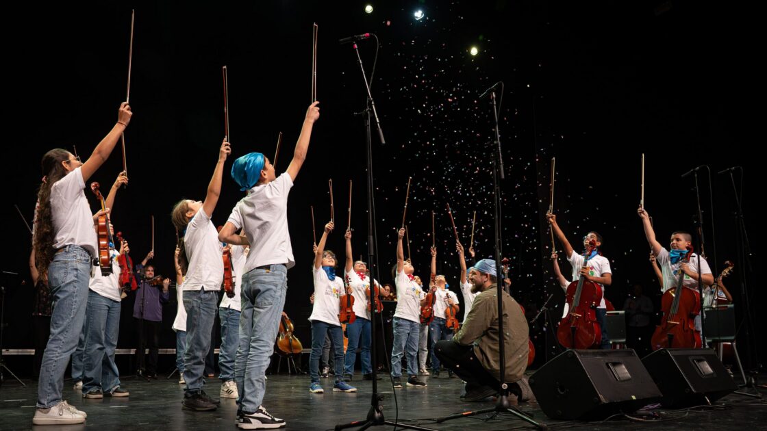 Actuación en directo de un coro infantil de Barrios Orquestados.