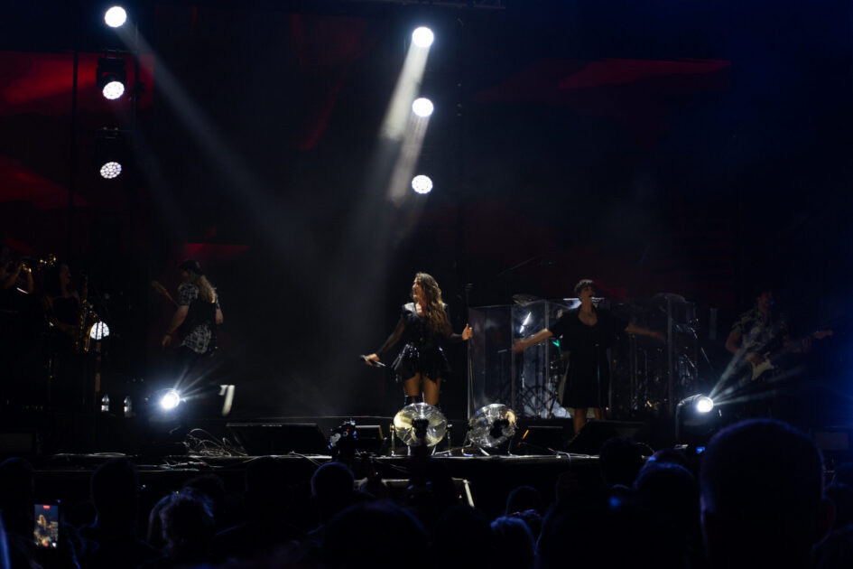 La artista Malú cantando sobre el escenario durante su concierto en Los Dolores 2026.