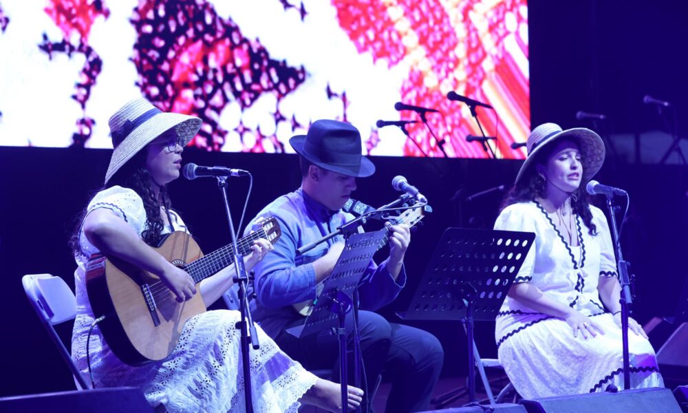 Actuación folclórica sobre el escenario durante el Festival Nanino Díaz Cutillas 2026 en Mancha Blanca