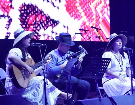 Actuación folclórica sobre el escenario durante el Festival Nanino Díaz Cutillas 2026 en Mancha Blanca