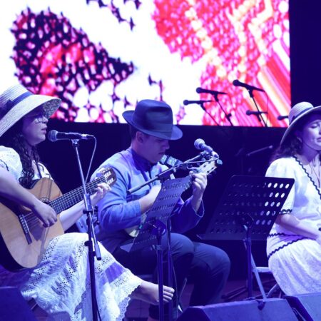 Actuación folclórica sobre el escenario durante el Festival Nanino Díaz Cutillas 2026 en Mancha Blanca