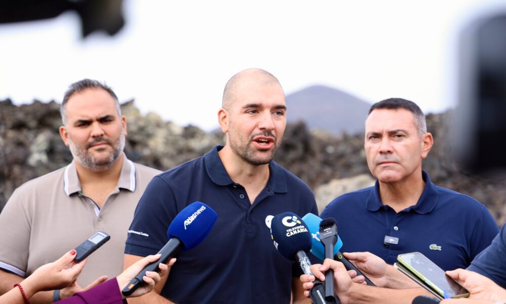 El astronauta español visita Lanzarote para entrenar con la ESA.