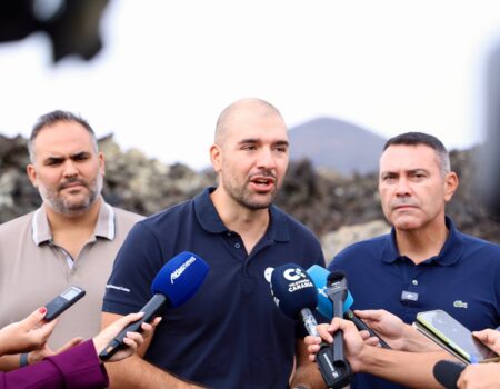 El astronauta español visita Lanzarote para entrenar con la ESA.
