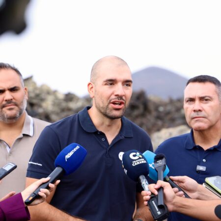 El astronauta español visita Lanzarote para entrenar con la ESA.