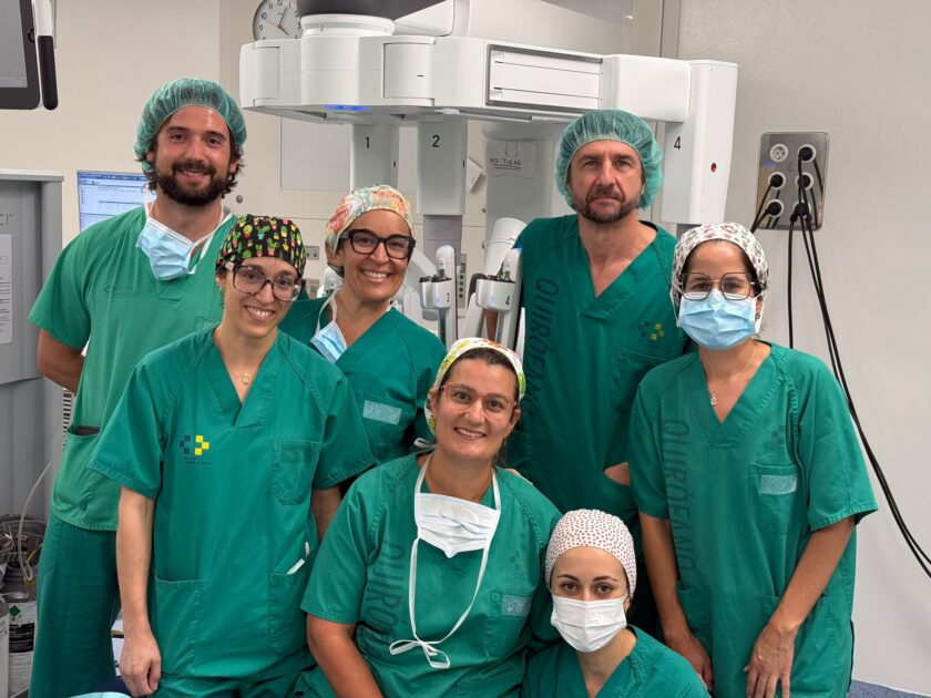 Equipo médico de cirugía robótica en el Hospital Molina Orosa 2026.