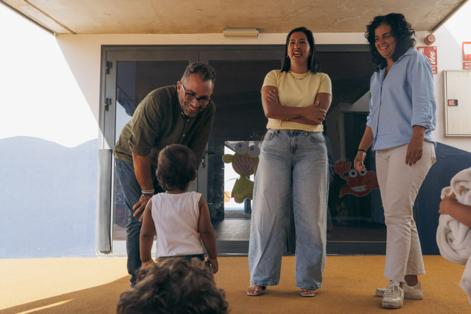 bigail González y Echedey Eugenio visitando las instalaciones de la Escuela Municipal Infantil de Arrecife.