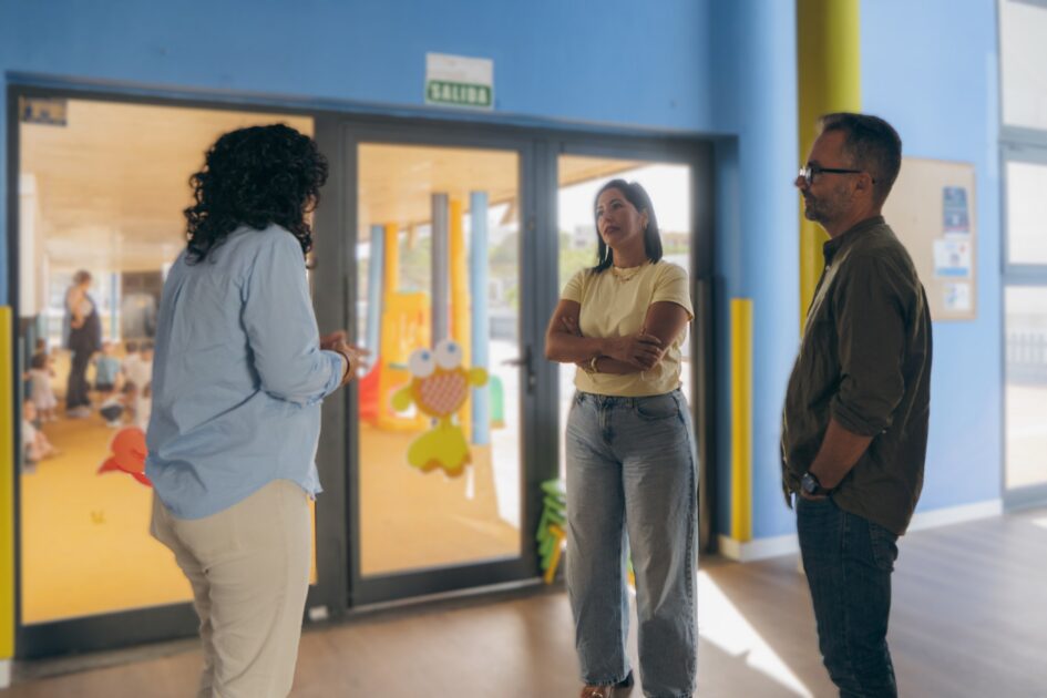 bigail González y Echedey Eugenio visitando las instalaciones de la Escuela Municipal Infantil de Arrecife.