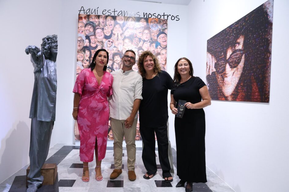 La cantante Rosana durante la inauguración de su exposición en La Casa Amarilla.