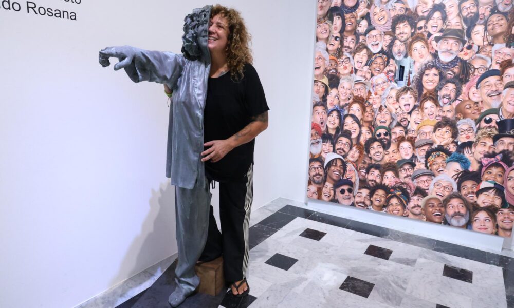 La cantante Rosana durante la inauguración de su exposición en La Casa Amarilla.