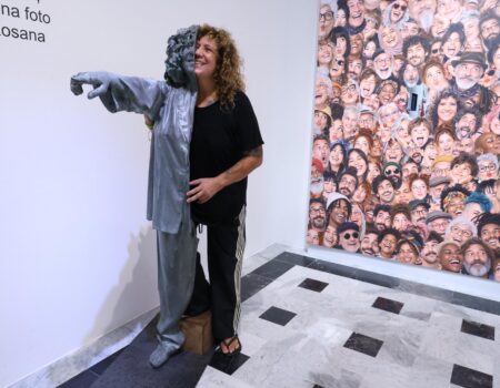 La cantante Rosana durante la inauguración de su exposición en La Casa Amarilla.