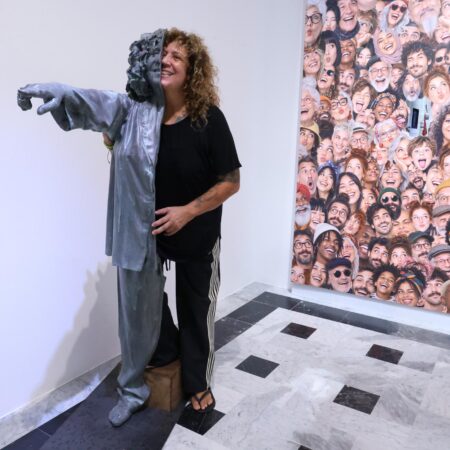 La cantante Rosana durante la inauguración de su exposición en La Casa Amarilla.