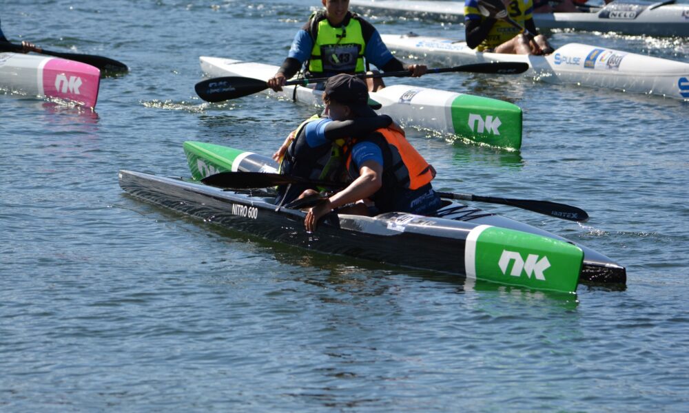Deportistas del Club Piragüismo Marlines de Lanzarote remando en el mar.