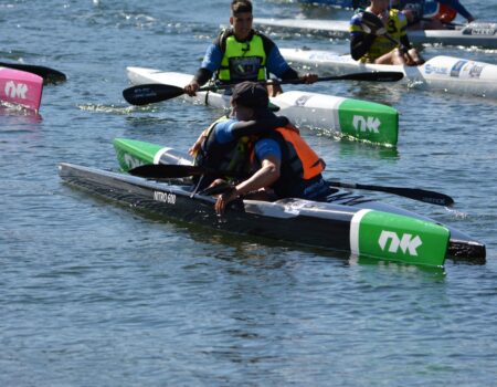 Deportistas del Club Piragüismo Marlines de Lanzarote remando en el mar.