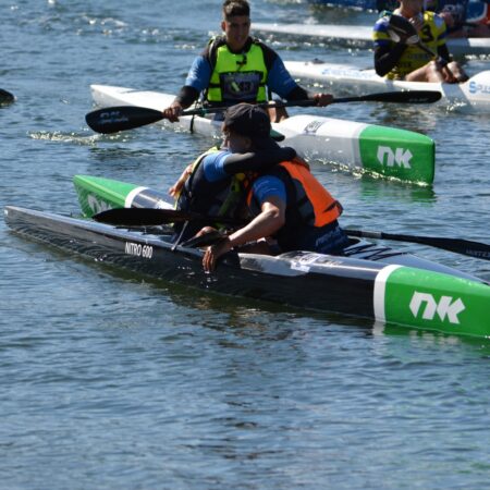 Deportistas del Club Piragüismo Marlines de Lanzarote remando en el mar.