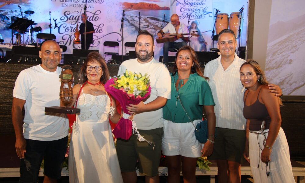 La alcaldesa de Teguise, Olivia Duque, valorando el dispositivo de las fiestas de Famara.