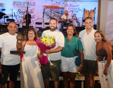 La alcaldesa de Teguise, Olivia Duque, valorando el dispositivo de las fiestas de Famara.