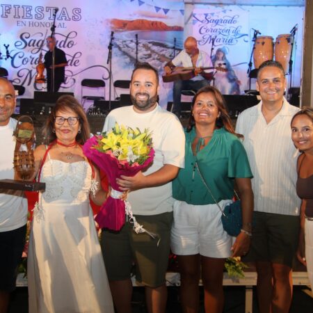La alcaldesa de Teguise, Olivia Duque, valorando el dispositivo de las fiestas de Famara.