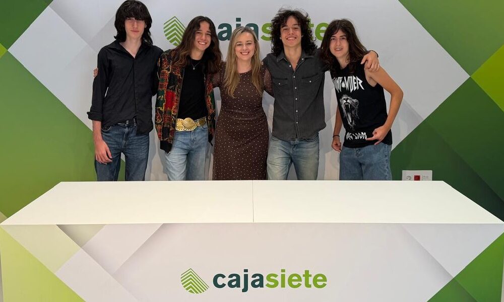 Texto ALT para la Foto 1: Los miembros de la banda de hard rock Gunpowder posando juntos.