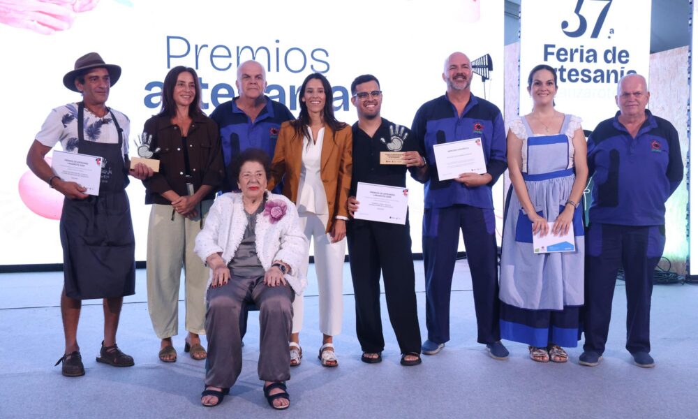 Galardonados posando con sus trofeos en los Premios de Artesanía de Lanzarote 2026.