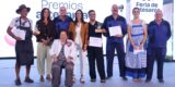 Galardonados posando con sus trofeos en los Premios de Artesanía de Lanzarote 2026.
