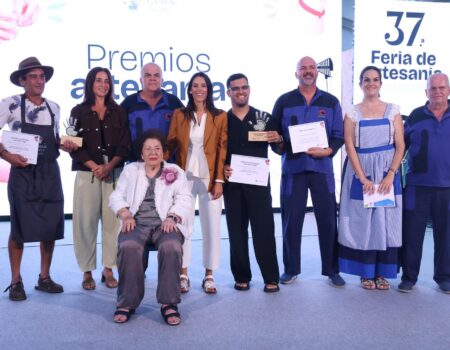 Galardonados posando con sus trofeos en los Premios de Artesanía de Lanzarote 2026.