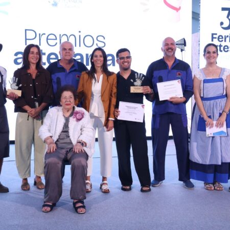 Galardonados posando con sus trofeos en los Premios de Artesanía de Lanzarote 2026.