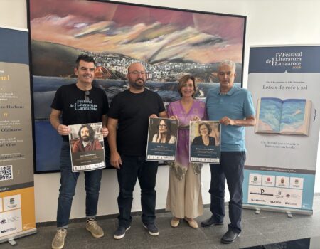 José Juan Cruz y Pepa González en la presentación del Festival de Literatura en Tías.