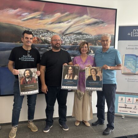 José Juan Cruz y Pepa González en la presentación del Festival de Literatura en Tías.