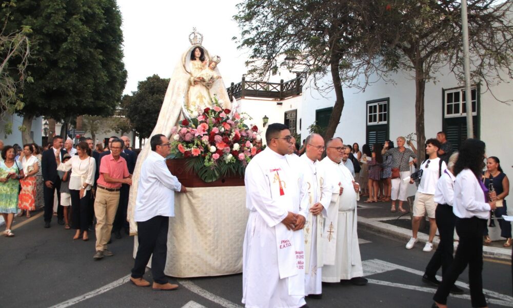 Fieles acompañando la imagen en la procesión de la Virgen de Los Remedios en Yaiza.