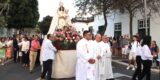 Fieles acompañando la imagen en la procesión de la Virgen de Los Remedios en Yaiza.