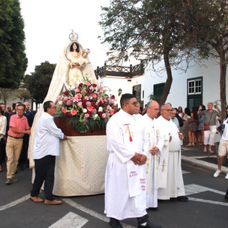Fieles acompañando la imagen en la procesión de la Virgen de Los Remedios en Yaiza.