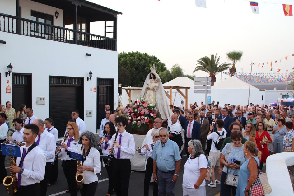 Fieles acompañando la imagen en la procesión de la Virgen de Los Remedios en Yaiza.