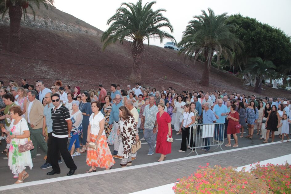 Fieles acompañando la imagen en la procesión de la Virgen de Los Remedios en Yaiza.