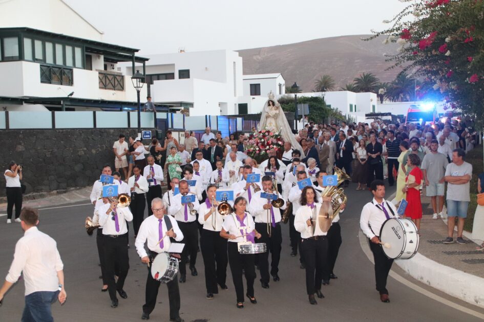 Fieles acompañando la imagen en la procesión de la Virgen de Los Remedios en Yaiza.