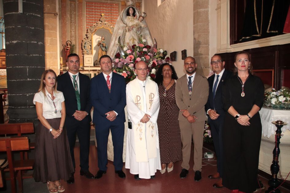 Fieles acompañando la imagen en la procesión de la Virgen de Los Remedios en Yaiza.