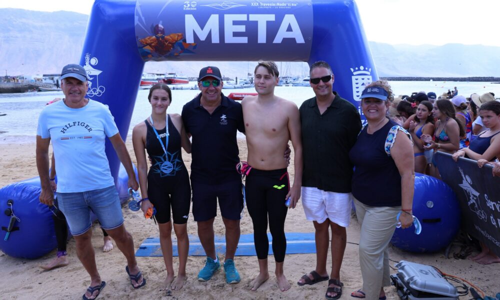Natalia Sasu y Herminio Fernández, ganadores de la Travesía a Nado El Río, celebrando en el podio.