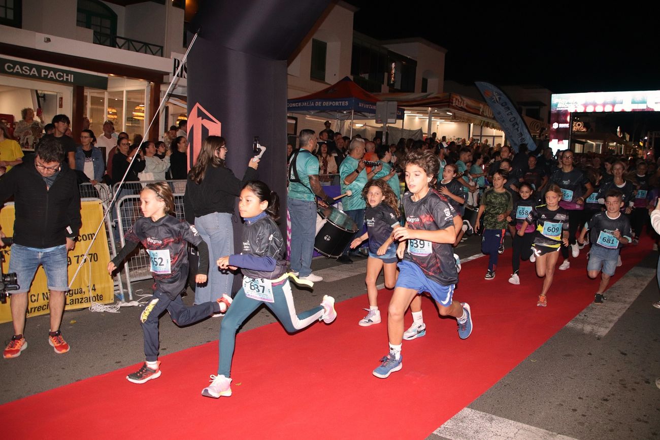 Corredores participando en la Playa Blanca Music Run Night 2026.