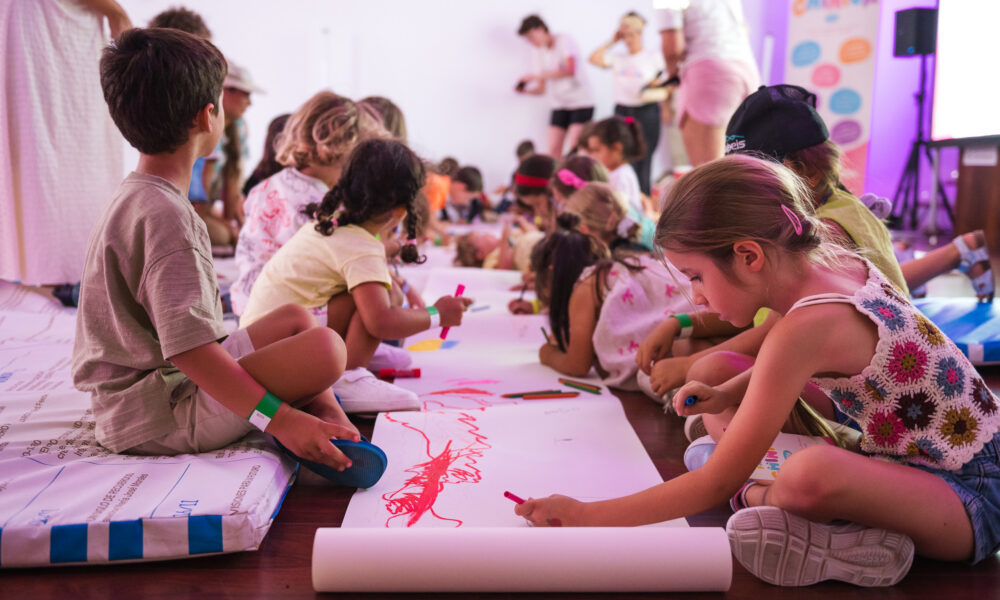 Público infantil disfrutando de la sesión de La Pantalla Chinija en Tías.