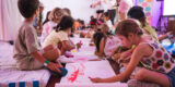 Público infantil disfrutando de la sesión de La Pantalla Chinija en Tías.