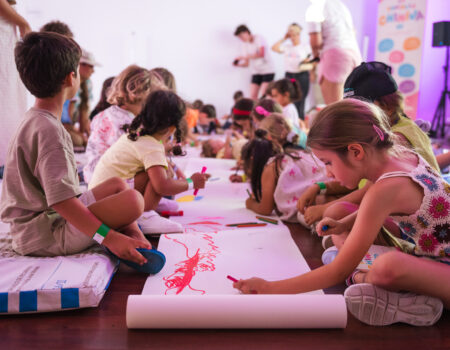 Público infantil disfrutando de la sesión de La Pantalla Chinija en Tías.