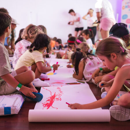 Público infantil disfrutando de la sesión de La Pantalla Chinija en Tías.