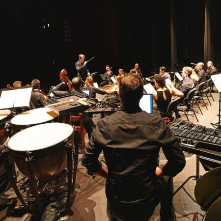 Los músicos del Lanzarote Ensemble interpretando música clásica en directo.
