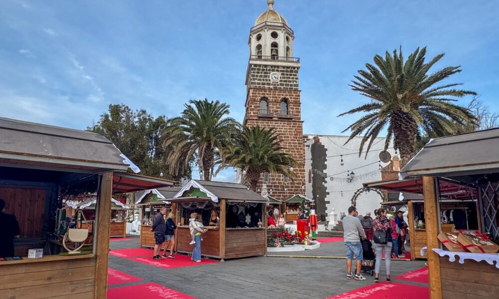 Casetas tradicionales de madera instaladas en el Mercado de Navidad de Teguise.