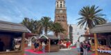 Casetas tradicionales de madera instaladas en el Mercado de Navidad de Teguise.