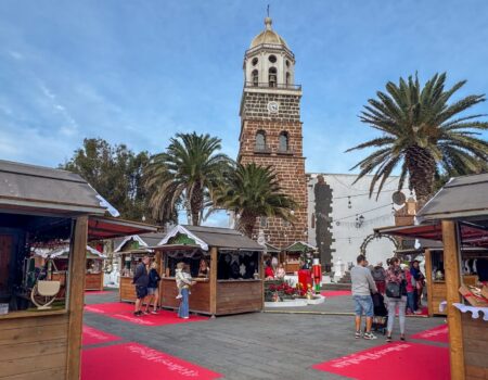 Casetas tradicionales de madera instaladas en el Mercado de Navidad de Teguise.
