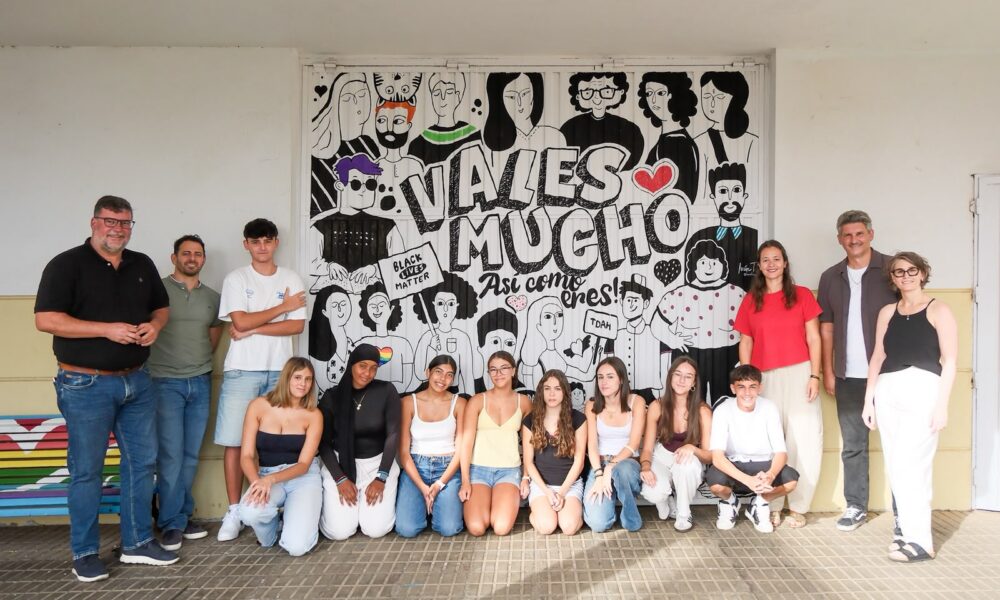 El artista Iván T. pintando el Mural por la igualdad en San Bartolomé 2026.